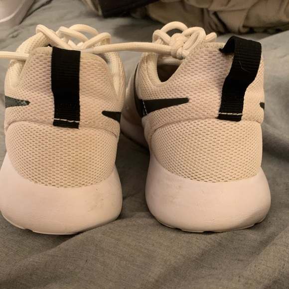 COPY - Nike rouche white shoes - Picture 2 of 5